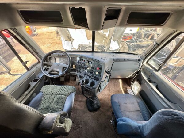 Freightliner Columbia 120 - Image 7