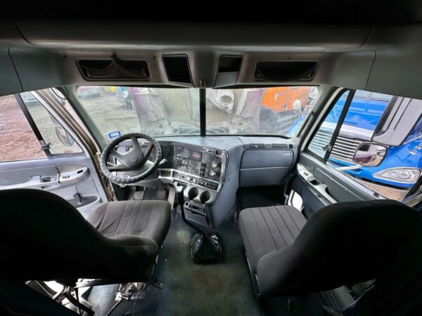Freightliner Columbia 120 - Image 2