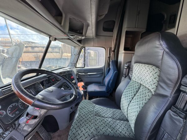 Freightliner Columbia 120 - Image 6
