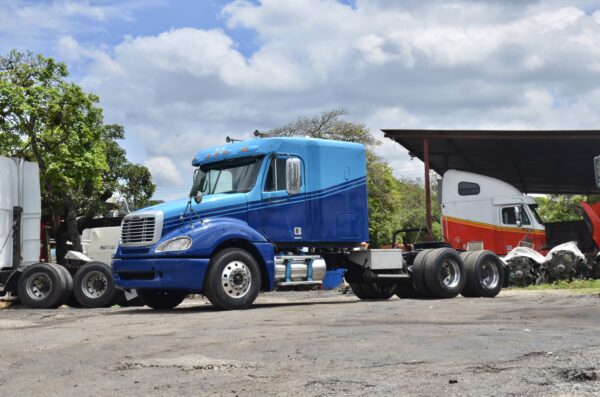 Freightliner Columbia 120 - Image 2