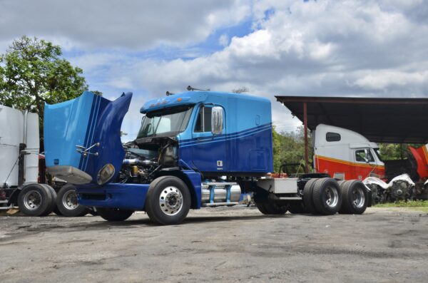 Freightliner Columbia 120 - Image 7
