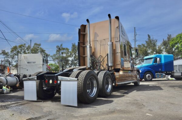 Freightliner Century Class ST - Image 12