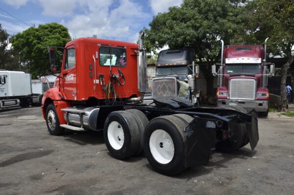 Freightliner Columbia 120 - Image 13