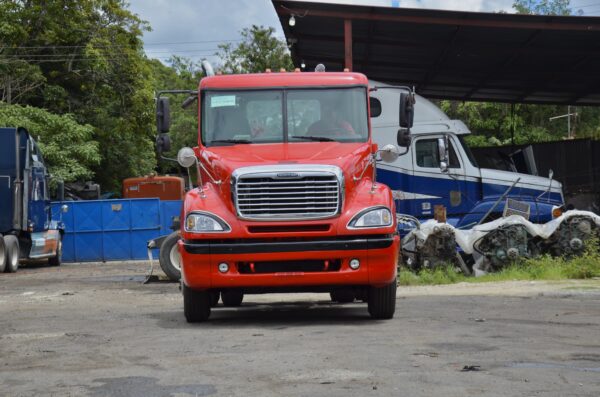 Freightliner Columbia 120 - Image 23