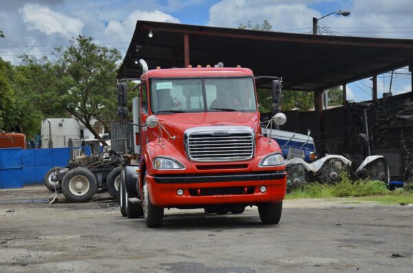 Freightliner Columbia 120 - Image 24